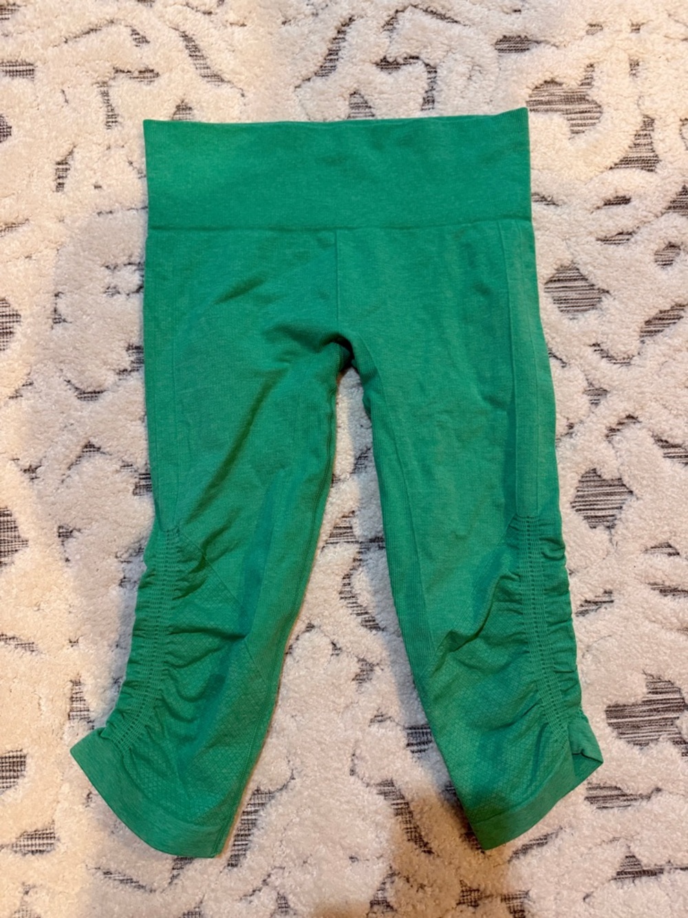 Lululemon green ruched capri length leggings women’s size 4 EUC